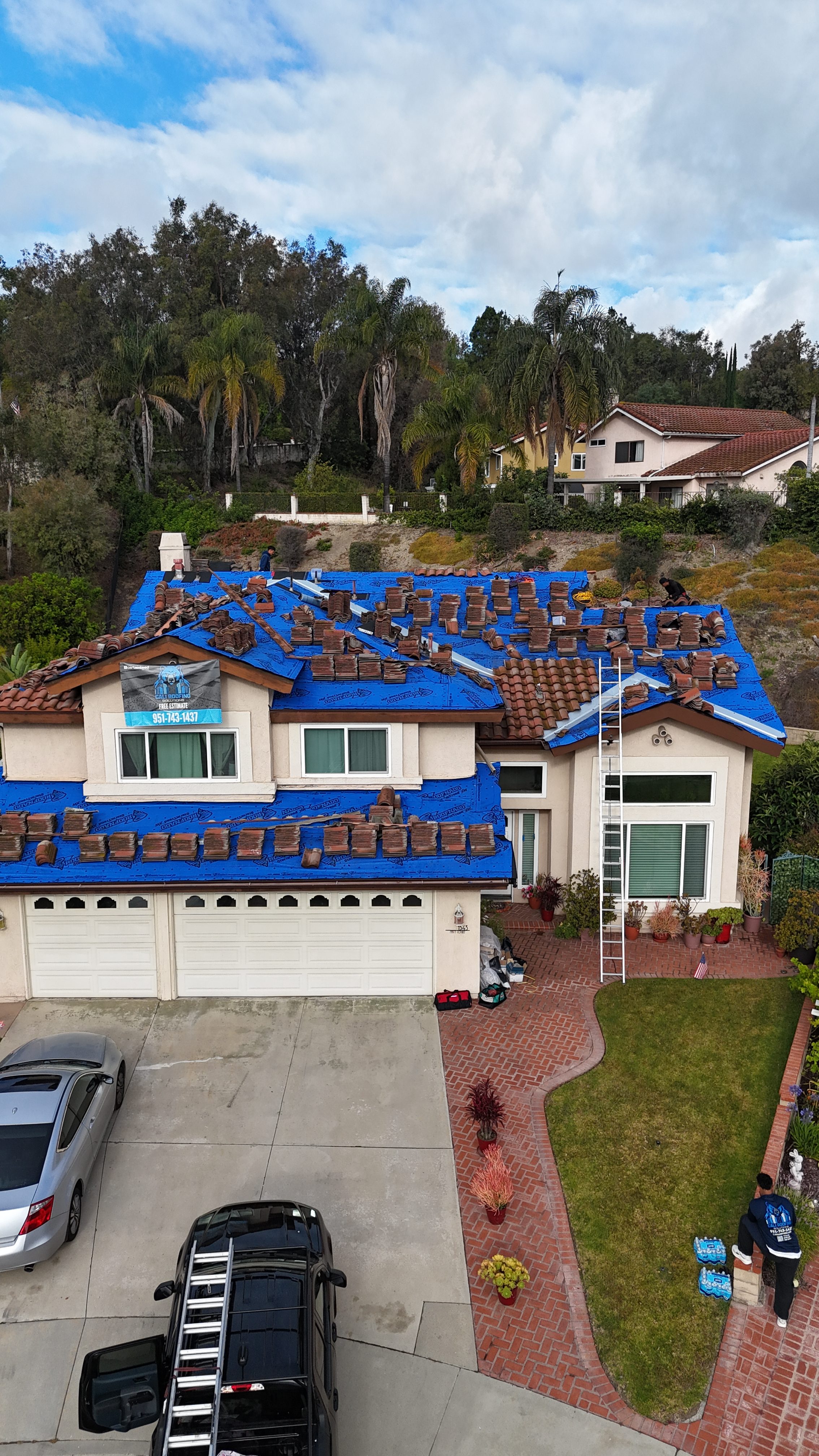 Own a home in Anaheim Hills? Fire zones, HOA rules, insurance requirements, and material choices explained for 2026. Expert guidance from Cali Roofing Solutions — OC’s GAF Master Elite®️ roofer.